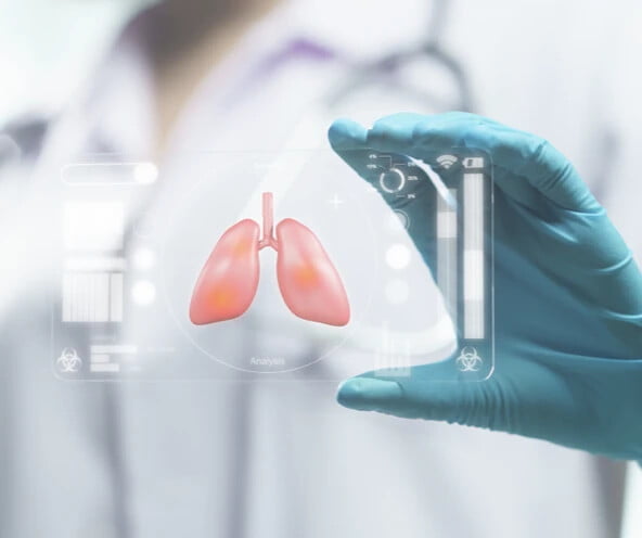 Profissional da saúde segurando e apresentando uma pequena tela que mostra uma ilustração de um pulmão.