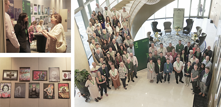 Collage dreier Bilder. Erstes Bild: Leute unterhalten sich angeregt. Zweites Bild: Bilder an der Wand. Drittes Bild: Die Teilnehmer des Community Summits im Gruppenbild