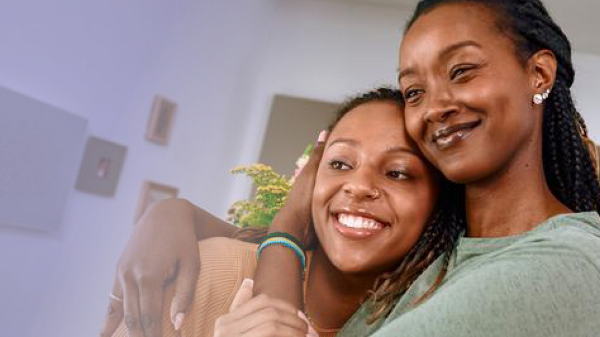 Mutter und Tochter Arm in Arm