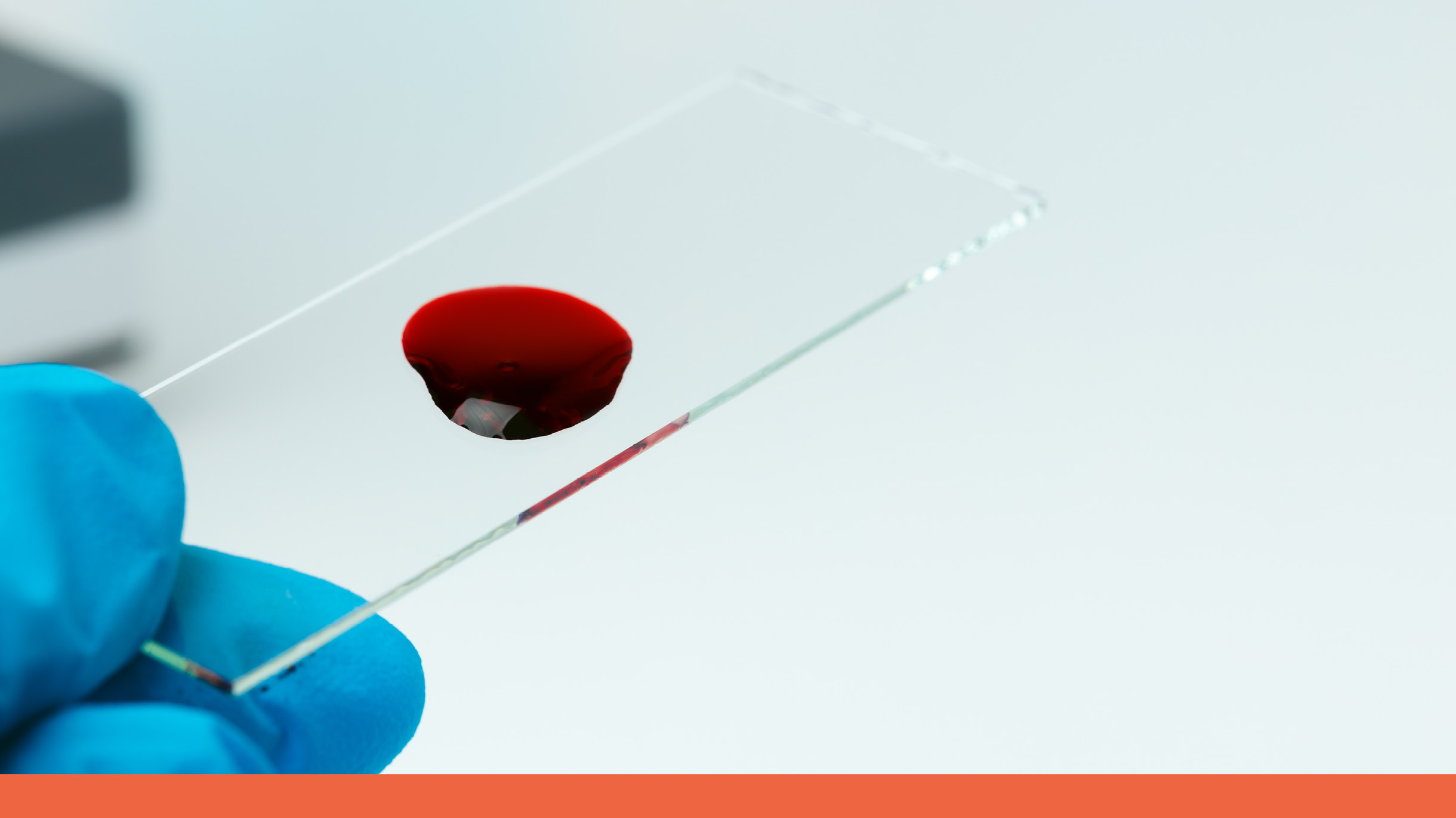 Labor-Glasobjektträger mit Blutstropfen