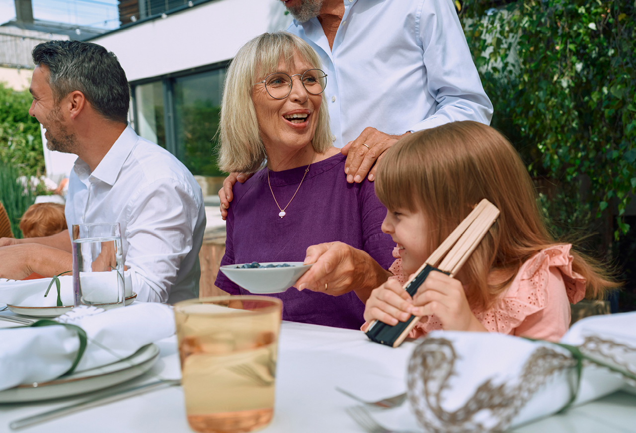 Frau mit Familie am Tisch